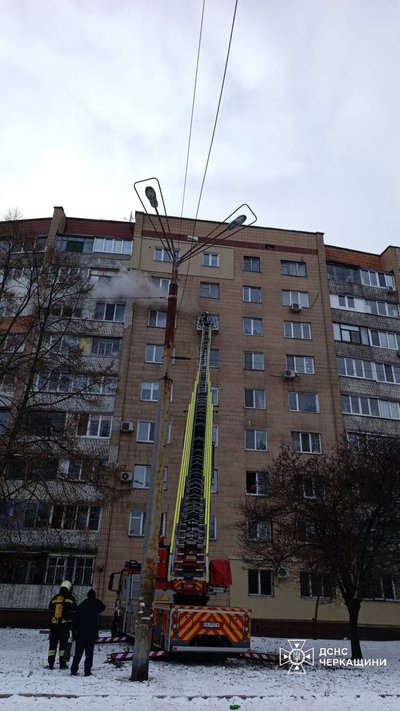 У Черкасах під час пожежі у багатоповерхівці врятували чоловіка У Черкасах під час пожежі у багатоповерхівці врятували чоловіка