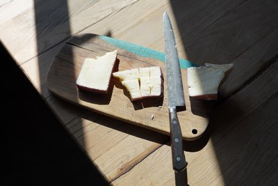 На Миколаївщині виготовляють крафтові козячі сири: як працює сироварня
