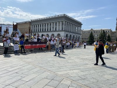 Терміни служби і демобілізація: у центрі Києва мітингували родичі військових Терміни служби і демобілізація: у центрі Києва мітингували родичі військових
