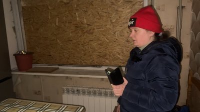 Марія у пошкодженій квартирі внаслідок удару армії РФ переселенка з Маріуполя Добропілля Донецька область 10 березня 2025 рік Марія у пошкодженій квартирі внаслідок удару армії РФ переселенка з Маріуполя Добропілля Донецька область 10 березня 2025 рік