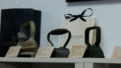 Швейні машинки, праски, наперстки: у вінницької дизайнерки колекція історії моди Швейні машинки, праски, наперстки: у вінницької дизайнерки колекція історії моди