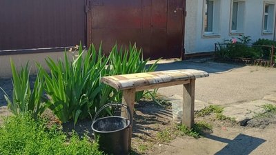 "Сидять на бордюрах і пеньках": жителі мікрорайону в Кропивницькому просять встановити лавки "Сидять на бордюрах і пеньках": жителі мікрорайону в Кропивницькому просять встановити лавки