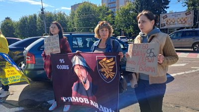 «Шукаємо як підтримку, так і надію»: у Черкасах відбулася щонедільна акція «Не мовчи — полон вбиває» «Шукаємо як підтримку, так і надію»: у Черкасах відбулася щонедільна акція «Не мовчи — полон вбиває»