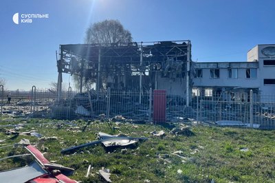 Згоріли нові машини: через атаку дронів спалахнув автосалон в Броварському районі Згоріли нові машини: через атаку дронів спалахнув автосалон в Броварському районі