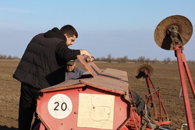"Якщо ми не будемо працювати, то нічого не буде". Фермер з Херсонщини вперше за три роки війни засіяв поля "Якщо ми не будемо працювати, то нічого не буде". Фермер з Херсонщини вперше за три роки війни засіяв поля