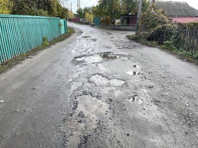 На Полтавщині волонтер самотужки латає ями на дорогах селища На Полтавщині волонтер самотужки латає ями на дорогах селища