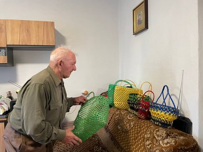 плете кошики, плетіння, плетений кошик, як сплести кошика