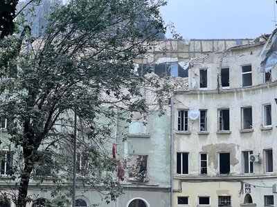 "Замість квартири — діра": очевидці про влучання у житловий будинок у Львові "Замість квартири — діра": очевидці про влучання у житловий будинок у Львові