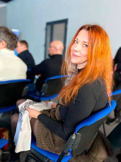 Вишиває на зустрічах і в чергах: історія житомирянки про своє захоплення Вишиває на зустрічах і в чергах: історія житомирянки про своє захоплення