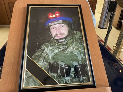 У Херсоні повели в останню путь військовослужбовця Сергія Чучину У Херсоні повели в останню путь військовослужбовця Сергія Чучину