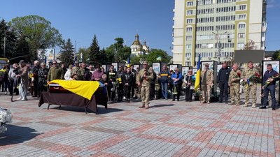 З військовими Віктором Матяхом та Анатолієм Весною попрощалися у Рівному З військовими Віктором Матяхом та Анатолієм Весною попрощалися у Рівному