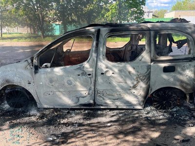 Пошкоджене внаслідок удару дрона авто Пошкоджене внаслідок удару дрона авто