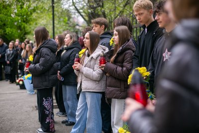 Діти, учні, скорбота, відкриття меморіальної дошки