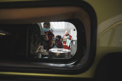 Лікарі в машині мобільної стоматології Лікарі в машині мобільної стоматології