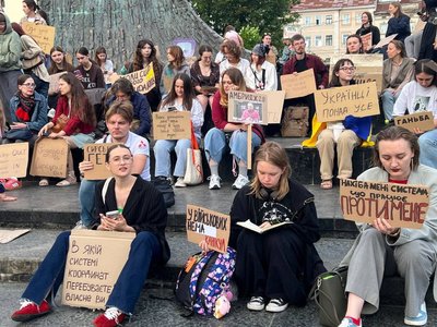 В Україні тривають протести проти відставки Федорова. День шостий В Україні тривають протести проти відставки Федорова. День шостий
