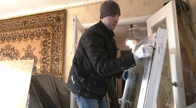 Роман Ковальчук, заміна вікон, ракетний удар, 24 листопада 2025, Тернопіль Роман Ковальчук, заміна вікон, ракетний удар, 24 листопада 2025, Тернопіль