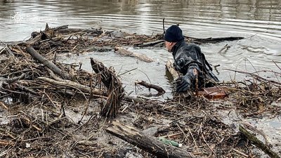 Через талу воду на річках Полтавщини побільшало заторів із деревини: де нині працюють рятувальники Через талу воду на річках Полтавщини побільшало заторів із деревини: де нині працюють рятувальники