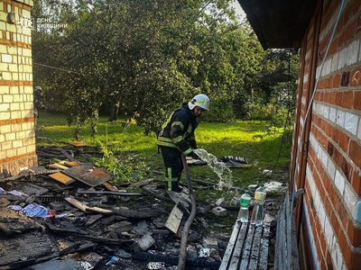 Атака безпілотників на Київ та область: уламки пошкодили приватні будинки Атака безпілотників на Київ та область: уламки пошкодили приватні будинки
