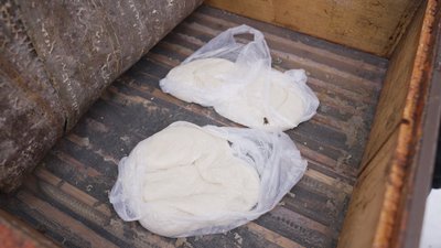 "Головне — врятувати від голоду": як вінницький пасічник допомагає бджолам перезимувати "Головне — врятувати від голоду": як вінницький пасічник допомагає бджолам перезимувати