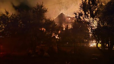 По Балаклії на Харківщині російські війська вдарили дронами: вогонь охопив майже всю вулицю