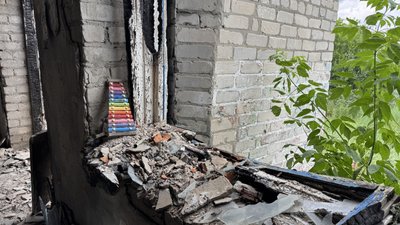 Зруйнована будівля початкової школи та дитячого садка село Олександрівка Лиманська громада Донецька область 20 червня 2025 рік Зруйнована будівля початкової школи та дитячого садка село Олександрівка Лиманська громада Донецька область 20 червня 2025 рік
