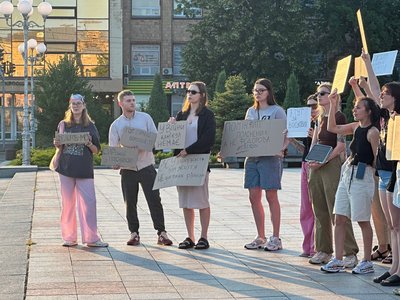 "Виграєте війну — підете на канікули": черкасці вдруге зібралися на мітинг проти звільнення Федорова "Виграєте війну — підете на канікули": черкасці вдруге зібралися на мітинг проти звільнення Федорова