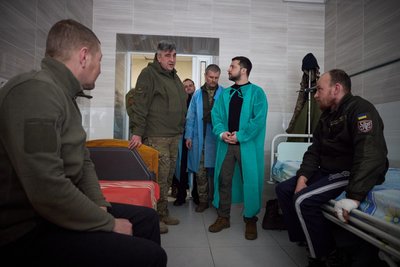 Президент у госпіталі, де лікуються поранені військові. Фото: Офіс президента Президент у госпіталі, де лікуються поранені військові. Фото: Офіс президента