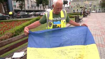 Волонтер, який мандрує на велосипеді та збирає гроші для ЗСУ, приїхав у Рівне Волонтер, який мандрує на велосипеді та збирає гроші для ЗСУ, приїхав у Рівне