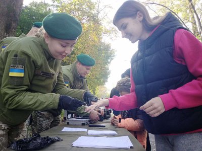 150 тисяч гривень для прикордонників зібрали на благодійному ярмарку у Хмельницькому 150 тисяч гривень для прикордонників зібрали на благодійному ярмарку у Хмельницькому