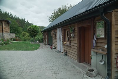 двір, хата, монастирок, туризм двір, хата, монастирок, туризм