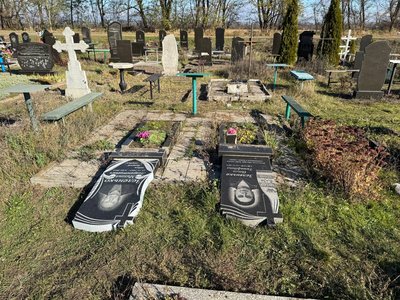 "Зробили людям горе": у селі Степанки на Черкащині місцеві лагодять пошкоджені могили "Зробили людям горе": у селі Степанки на Черкащині місцеві лагодять пошкоджені могили