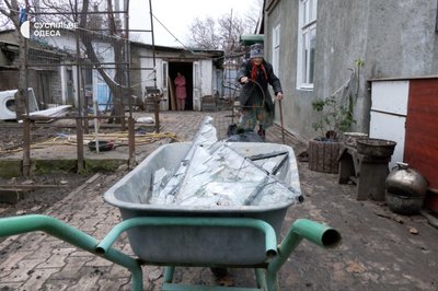 Вирва посеред двору, пошкоджені вікна та відрізаний газ: одесити показали будинки, пошкоджені під час атаки "шахедів" Вирва посеред двору, пошкоджені вікна та відрізаний газ: одесити показали будинки, пошкоджені під час атаки "шахедів"