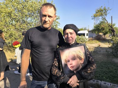 У Кривому Розі прощаються із загиблим внаслідок ракетної атаки 12-річним Максимом та його бабусею У Кривому Розі прощаються із загиблим внаслідок ракетної атаки 12-річним Максимом та його бабусею