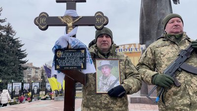 З військовими Олександром Кривчуком та Андрієм Довжаницею попрощалися у Рівному З військовими Олександром Кривчуком та Андрієм Довжаницею попрощалися у Рівному
