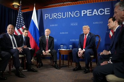 Трамп особисто зустрів Путіна по прибуттю на Аляску: переговори почались Трамп особисто зустрів Путіна по прибуттю на Аляску: переговори почались