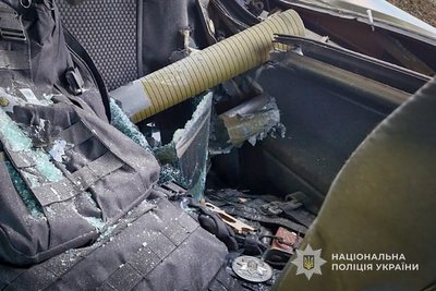 Російський безпілотник атакував авто поліцейських на Сумщині Російський безпілотник атакував авто поліцейських на Сумщині