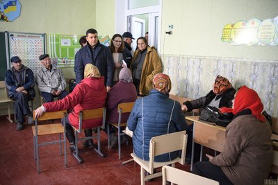 В.о. голови Чернігівської ОДА Юлія Свириденко (в центрі) з прем'єр-міністром України Володимиром Гройсманом спілкується з евакуйованими з Ічні людьми у пункту евакуації в селі Парафіївка В.о. голови Чернігівської ОДА Юлія Свириденко (в центрі) з прем'єр-міністром України Володимиром Гройсманом спілкується з евакуйованими з Ічні людьми у пункту евакуації в селі Парафіївка