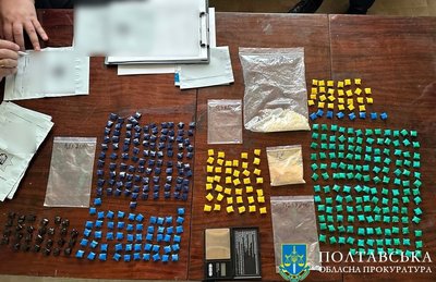 Трьох полтавців взяли під варту за підозрою у збуті психотропних речовин Трьох полтавців взяли під варту за підозрою у збуті психотропних речовин