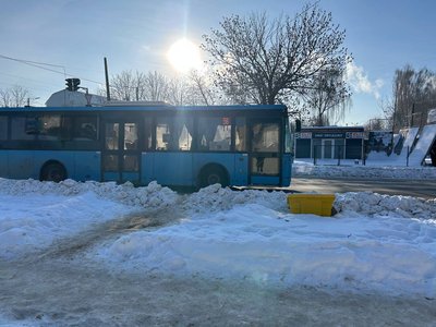 Сніг і крига на зупинках: як прибирають дороги та тротуари в Житомирі