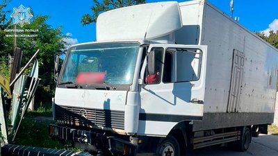 У Чернігові нетвереза водійка на вантажівці в'їхала в електроопору У Чернігові нетвереза водійка на вантажівці в'їхала в електроопору