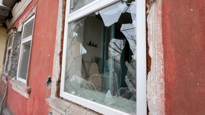 "Вікна повилітали та шибки. Ще й вирва з'явилась". Херсонці розповіли про обстріл Корабельного району "Вікна повилітали та шибки. Ще й вирва з'явилась". Херсонці розповіли про обстріл Корабельного району