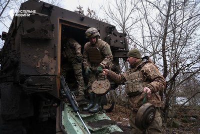 Сапери 505 окремого батальйону морської піхоти завантажують протитанкові міни до бронетранспортера BMC Kirpi Сапери 505 окремого батальйону морської піхоти завантажують протитанкові міни до бронетранспортера BMC Kirpi