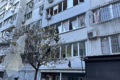 Вибиті вікна та пошкоджені автівки: фото наслідків від російської атаки БпЛА по Одесі Вибиті вікна та пошкоджені автівки: фото наслідків від російської атаки БпЛА по Одесі