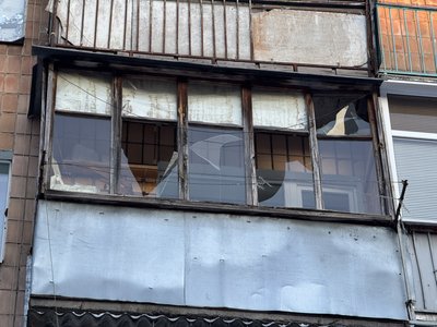 У Сумах безпілотник поцілив біля проїжджої частини У Сумах безпілотник поцілив біля проїжджої частини