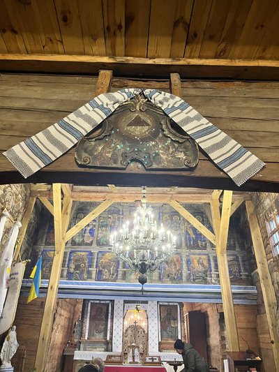 У селі Потелич на Львівщині готуються до винесення плащаниці у дерев’яному храмі XVI століття