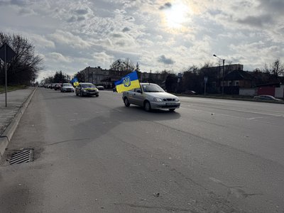 "Перед обміном нас перестали бити", — учасник автопробігу на підтримку полонених у Сумах "Перед обміном нас перестали бити", — учасник автопробігу на підтримку полонених у Сумах