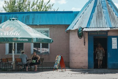 Жінки сидять біля магазину в Козіївці, Краснокутська громада, липень 2026 року Жінки сидять біля магазину в Козіївці, Краснокутська громада, липень 2026 року