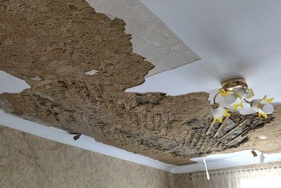 "Двері стирчать, скло полетіло": мешканці Шостки про російську атаку безпілотниками "Двері стирчать, скло полетіло": мешканці Шостки про російську атаку безпілотниками