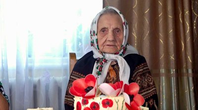 Бабуся у 100 років любить Україну Бабуся у 100 років любить Україну