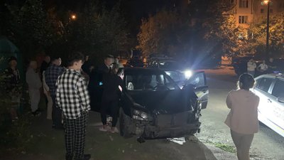 Рухаючись дворовою територією, зіткунувся з чотирма автомобілями і втік: у Чернігові сталася ДТП Рухаючись дворовою територією, зіткунувся з чотирма автомобілями і втік: у Чернігові сталася ДТП